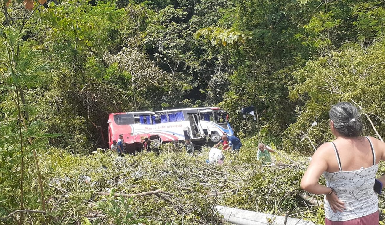 Dos mujeres fallecidas y 14 lesionados tras accidentarse bus de Flota San Vicente en el Tolima