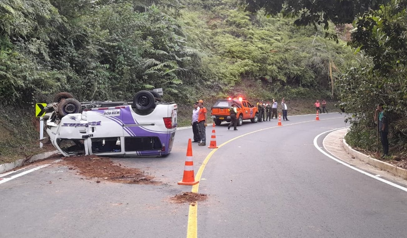 Cinco lesionados dejó accidente de una mini Vans de Velotax en la vía Líbano – Convenio