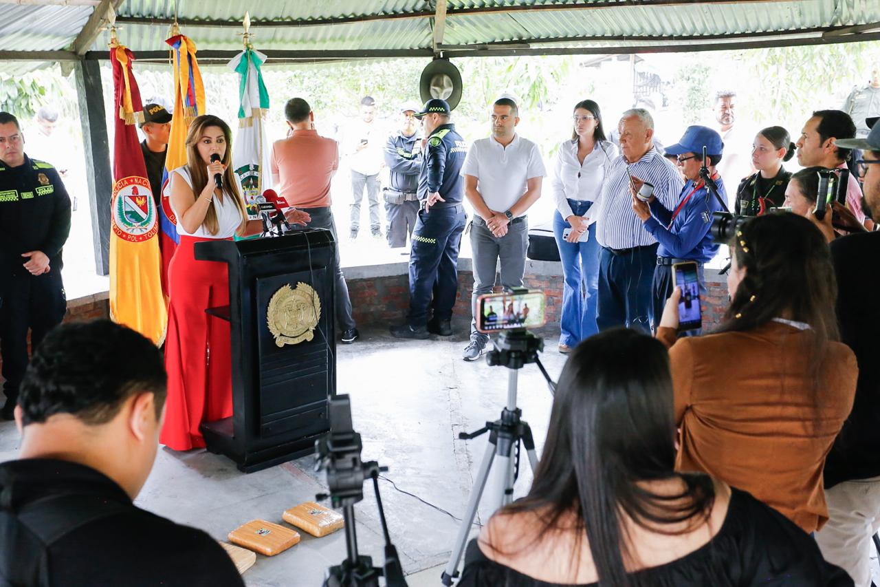 Gobernadora Tolima llamado a Petro