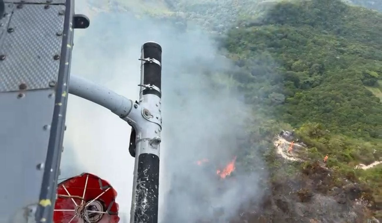 Fuerza Aérea ayuda a extinguir el incendio forestal que se propagaba por zona rural de Purificación