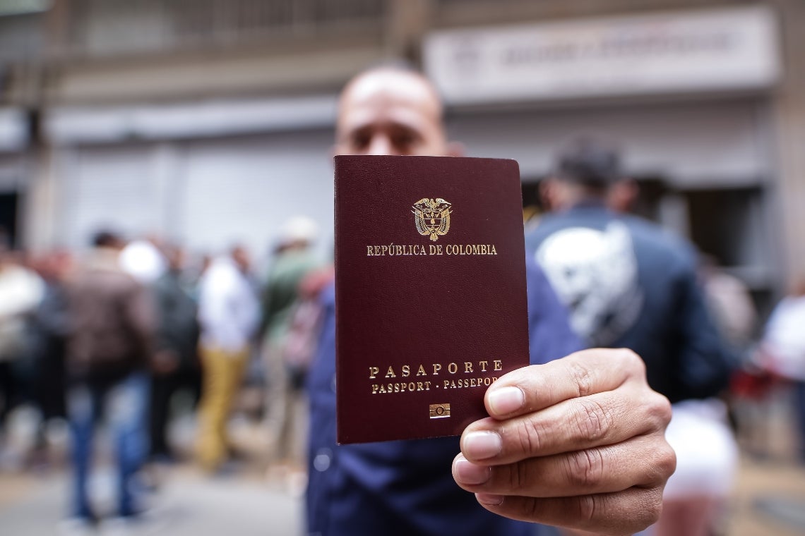 Ciudadano tramitando el pasaporte en Colombia