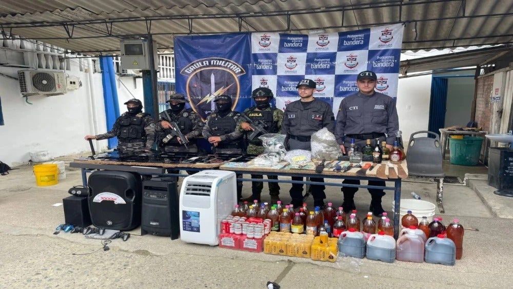 También incautaron licor y drogas dentro de las celdas