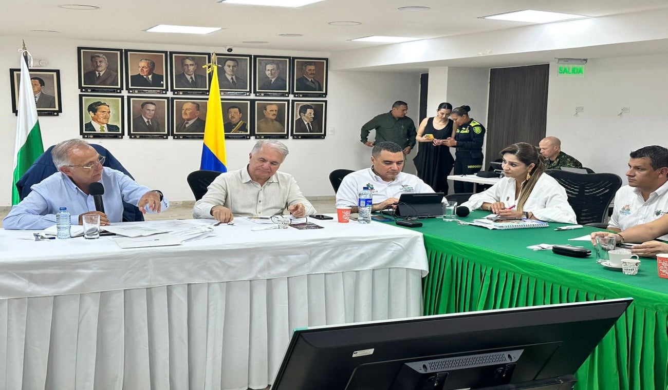 Gobernadora con el Ministro de Defensa