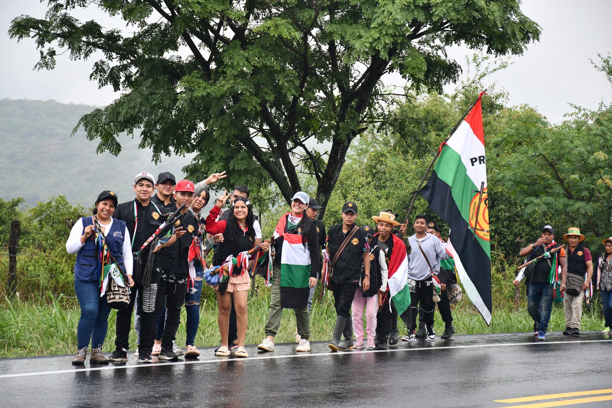 Pueblos indígenas en el Huila se mantiene en Minga Regional en la vía nacional
