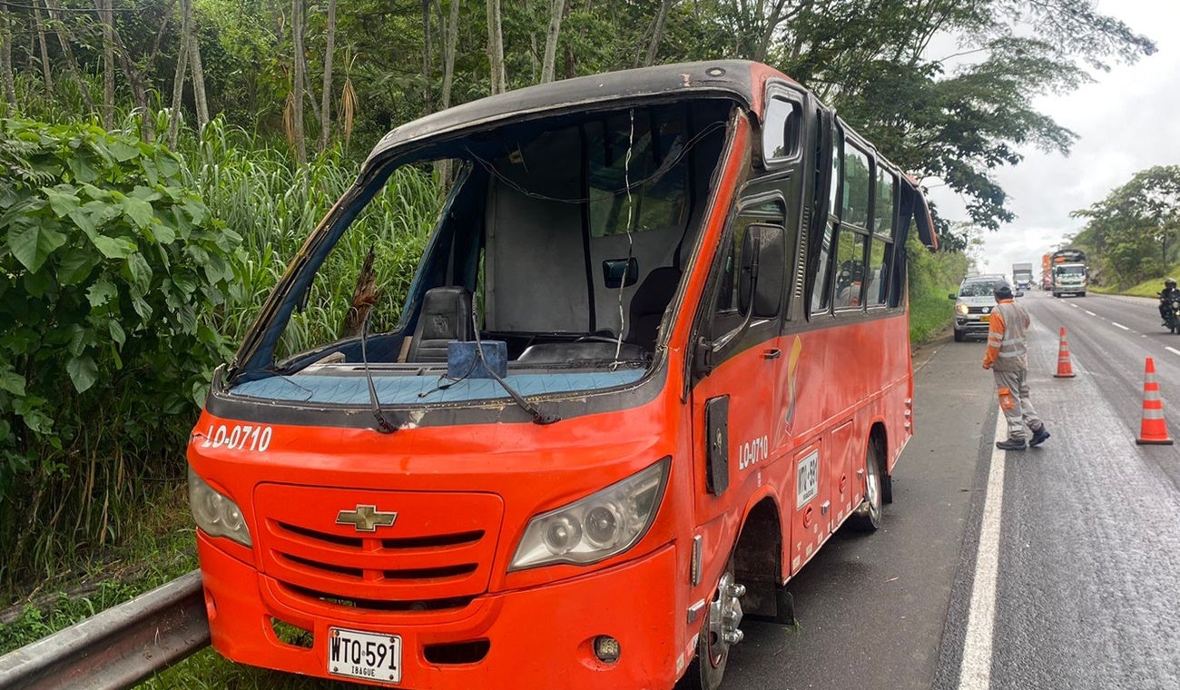 Se volcó buseta de Logalarza en el sector de la Variante en Ibagué