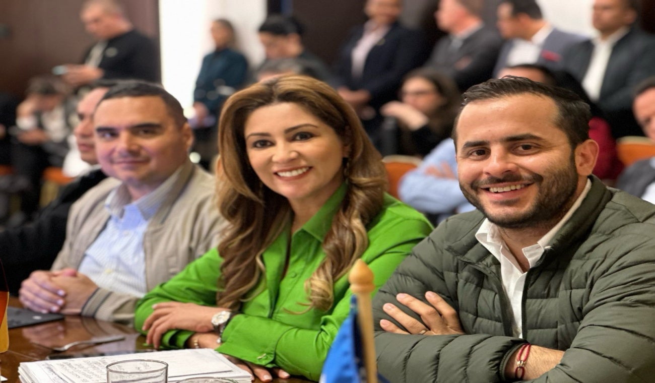 Gobernadora con otros mandatarios