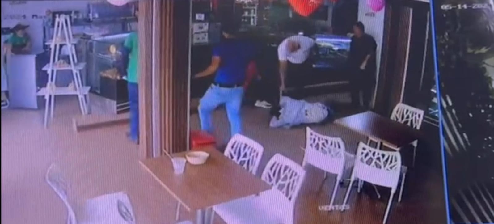 Video: Momento en que victima de intento de robo en panadería de Neiva le dispara en varias ocasiones a presunto ladrón