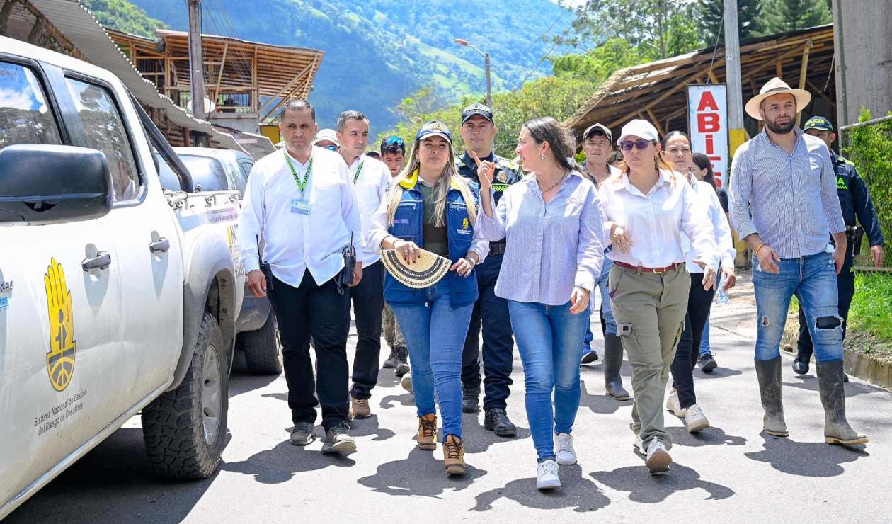 Alcaldesa Johana Aranda con chaleco antibalas