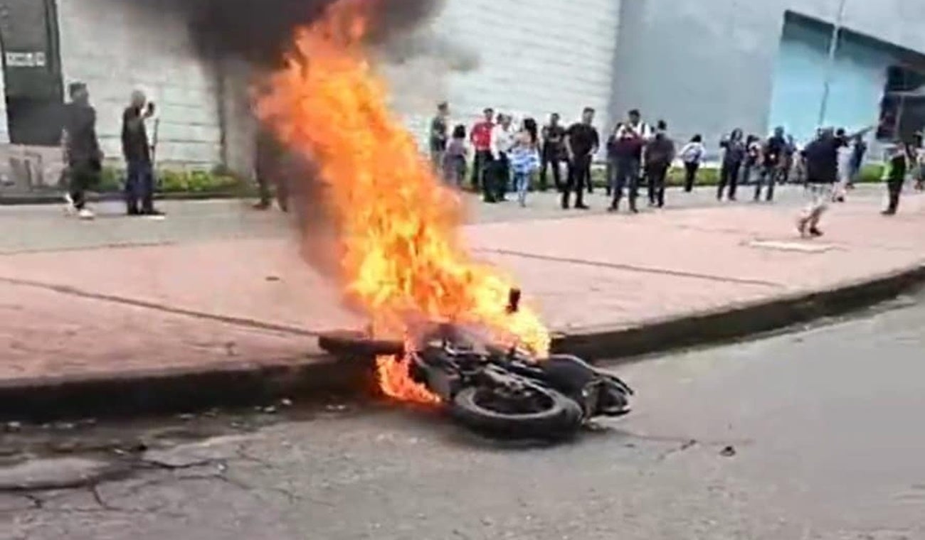 Le quemaron la moto a un delincuente en medio de un intento de fleteo a las afueras del C.C La Estación