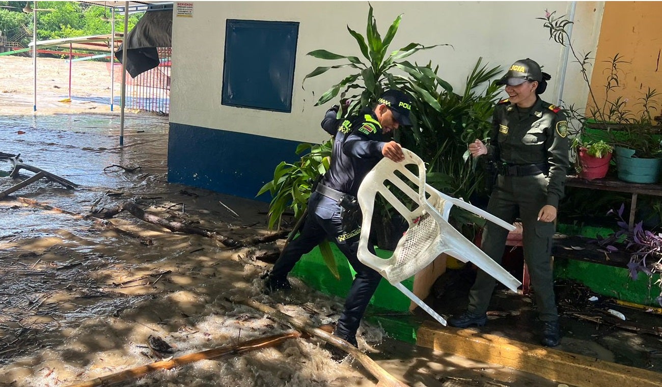 Policía ayuda en Honda