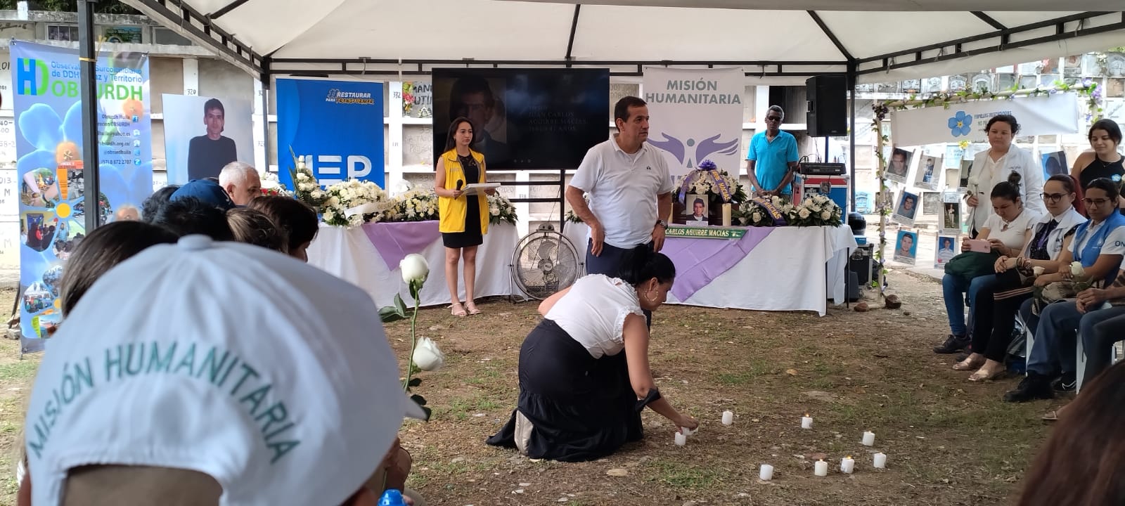 Homenaje con flores y velas a Juan Carlos Aguirre