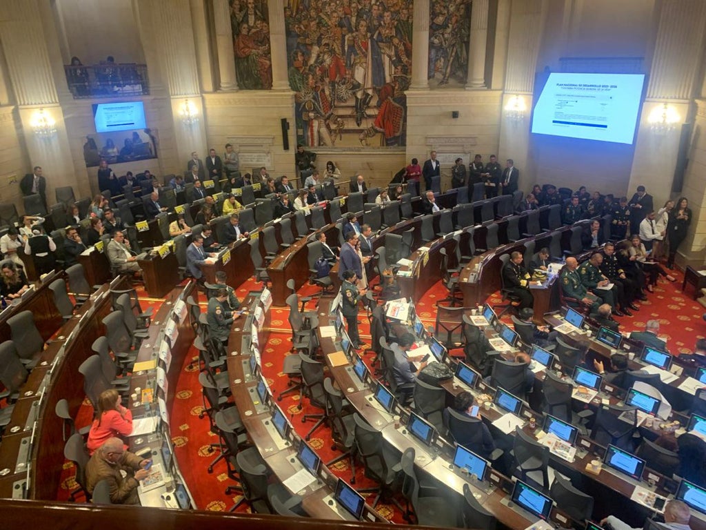 Ministro Velásquez, criticado por ola de violencia en el país