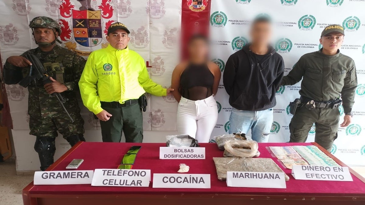 ¡Qué belleza de esposos! Capturan al ‘Tatuado’ y Angie’, pareja de microtraficantes en Santa Isabel
