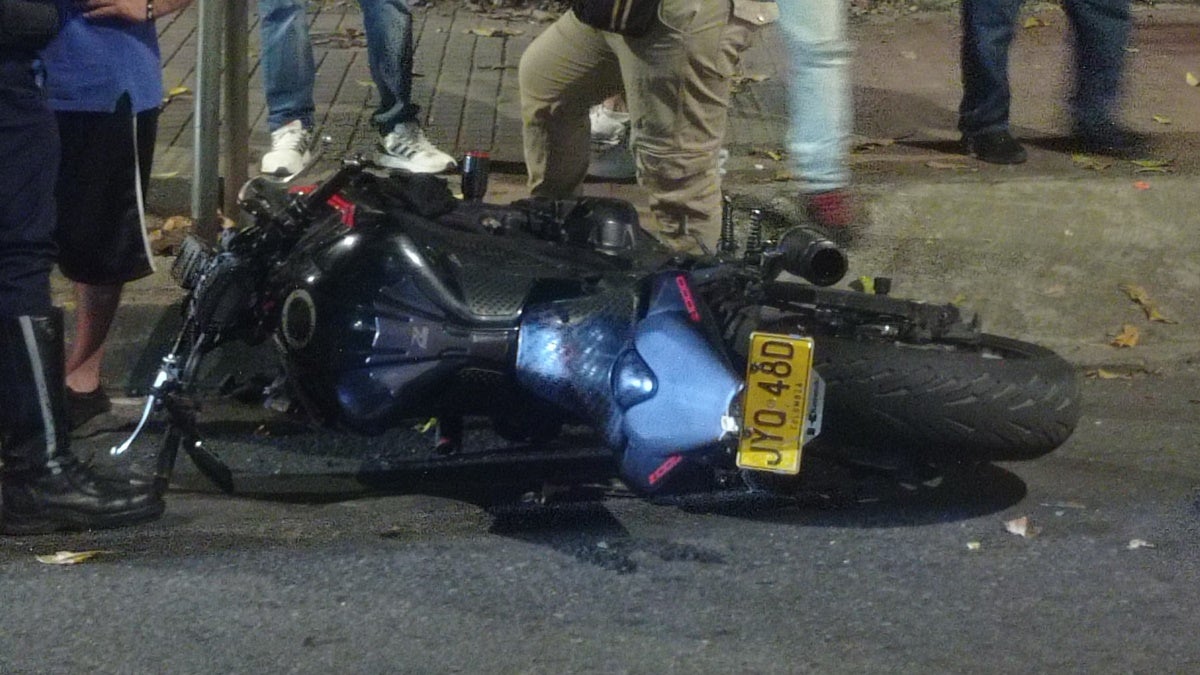 Falleció motociclista al chocar contra un árbol cuando salía de Cafam en Melgar