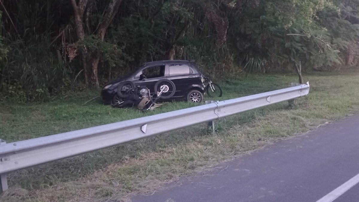 Buscan a conductor que arrolló a tres personas en la variante que conduce del Aeropuerto a El Salado