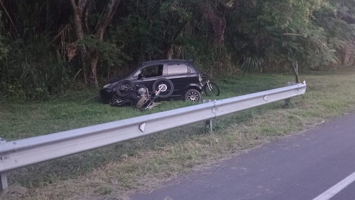 Buscan a conductor que arrolló a tres personas en la variante que conduce del Aeropuerto a El Salado