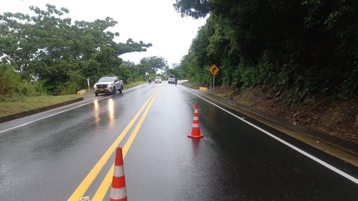 Motociclista chocó contra un árbol caído y una Rápido Tolima en la vía a Lérida