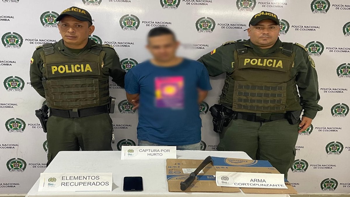 Dos carros colisionaron y uno de los conductores se bajó con machete robándole el celular al otro