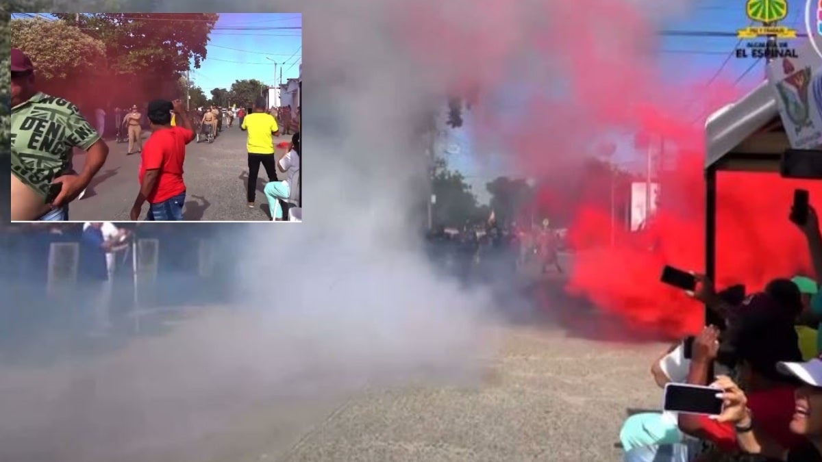 La nube del gas se mezcló con las denominadas granadas de humo de colores, usuales en este tipo de eventos.