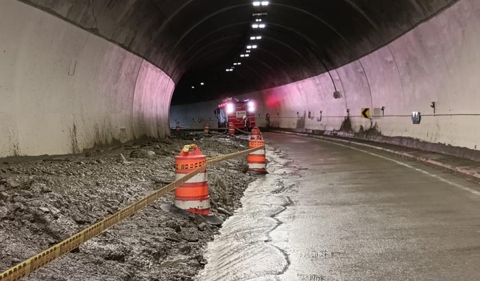 Paso a un carril en la vía Calarcá - Cajamarca.