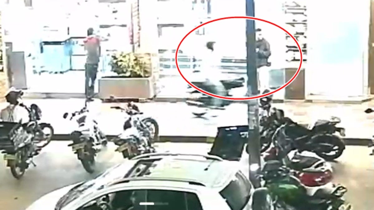 En video: Ladrón en moto se subió al andén y robó el celular a una persona en la 23 con Quinta