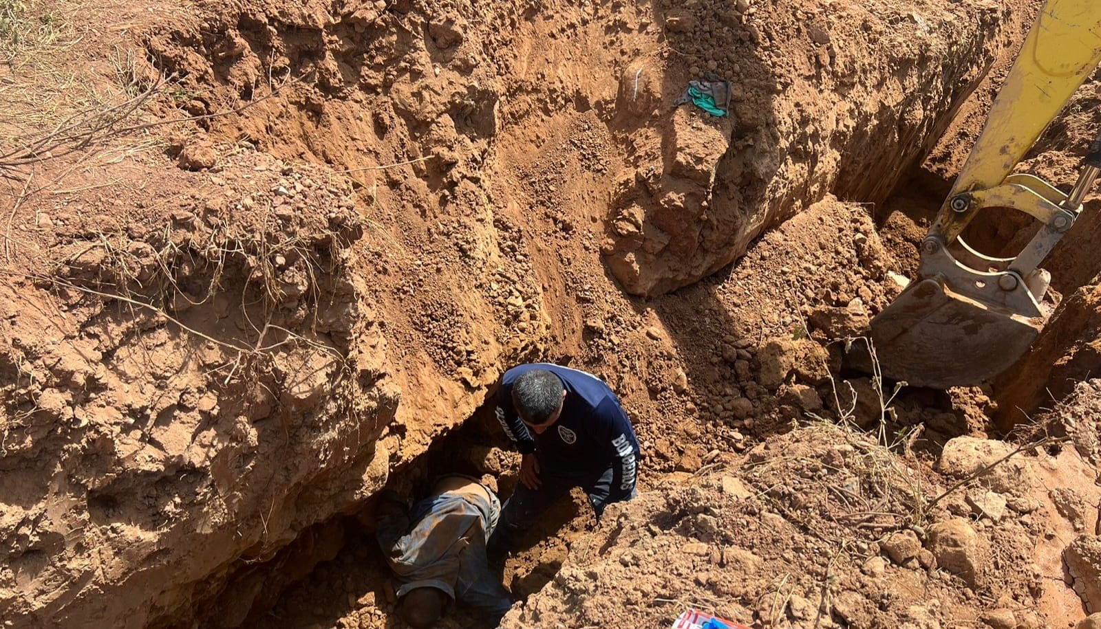 Investigan muerte de obrero que quedó atrapado en un alud de tierra
