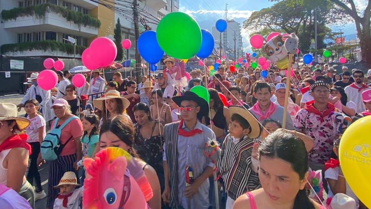 xiii cabalgata de caballitos de palo