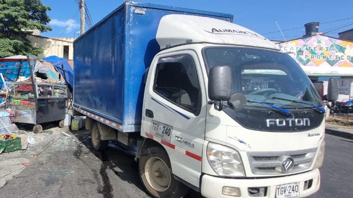 Un furgón se llevó por delante puesto ambulante en inmediaciones de la Clínica Nuestra