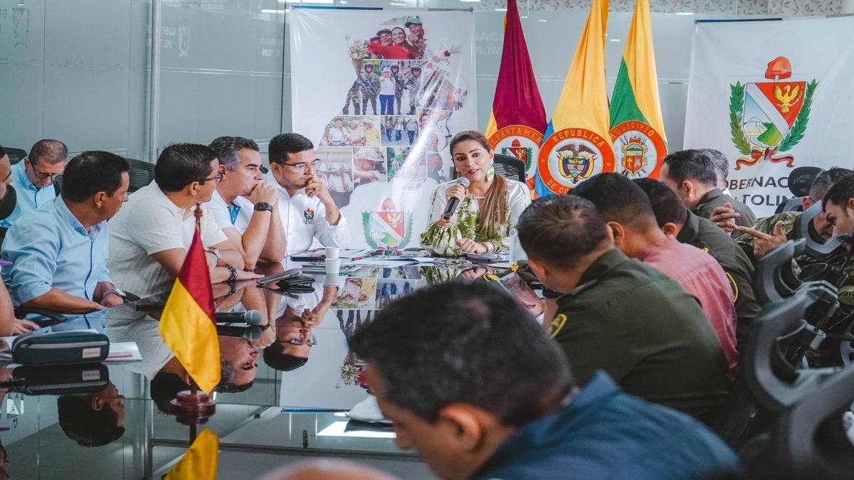 Gobernadora reunida con diputados