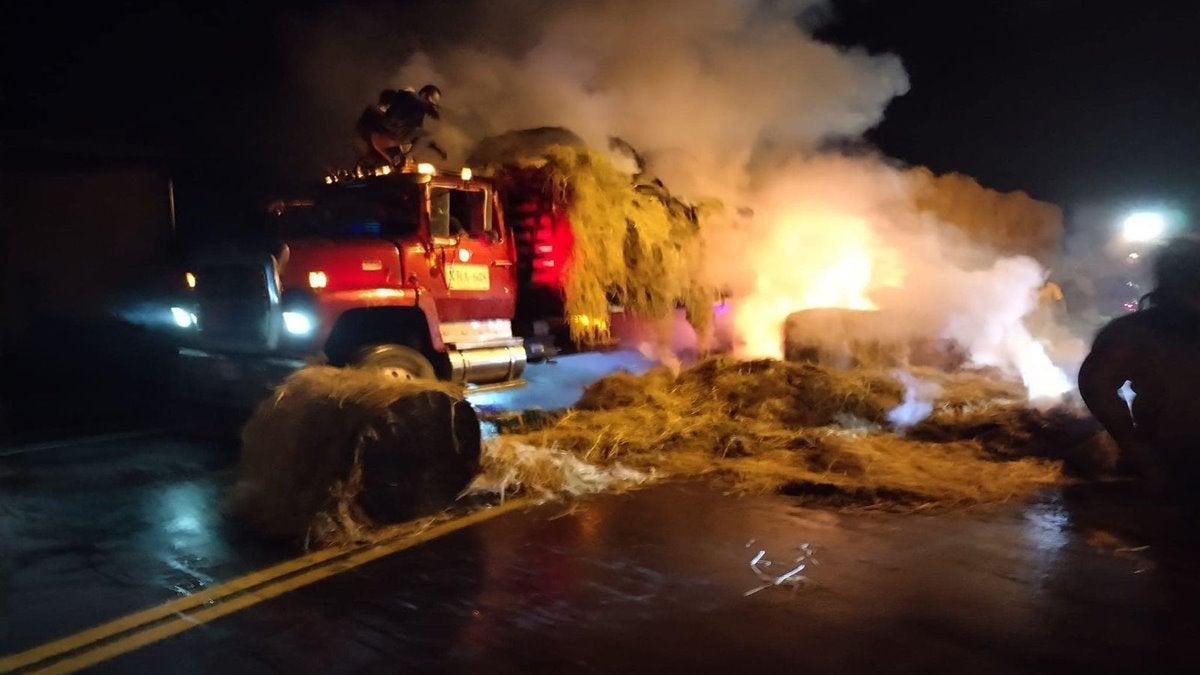 Se incendió camión tipo zorra cargado de material de arroz en la vía Cajamarca – Ibagué
