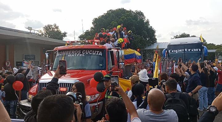 Multitudinario recibimiento a Ángel Barajas