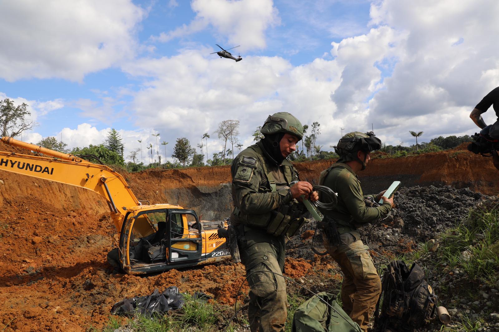 Facultan a las fuerzas militares para que destruyan maquinaria amarilla usada en minería ilegal