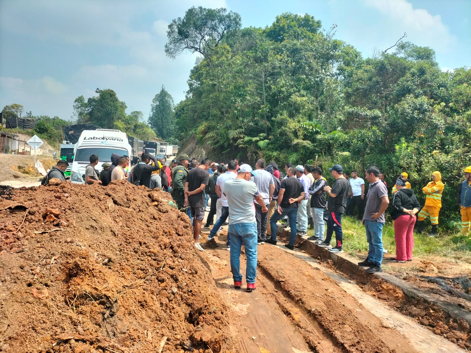 Con tierra camioneros bloquean vía que comunica al Huila con el Cauca.