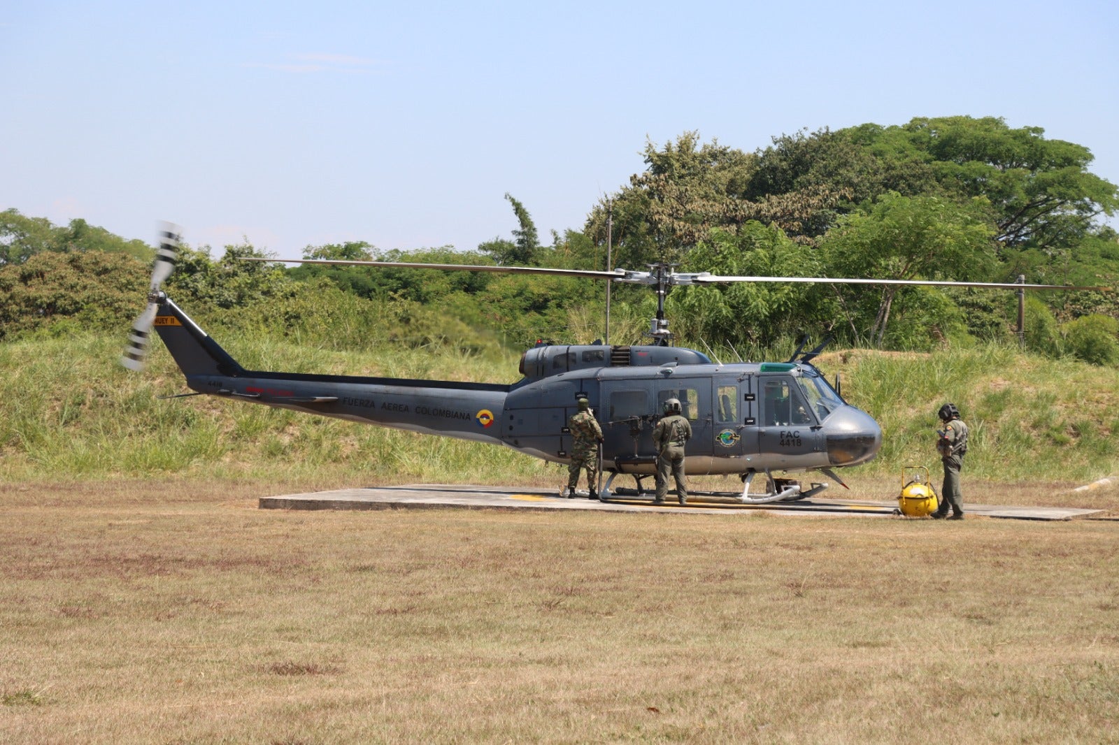 Tres aeronaves de la Fuerza Aérea apoyan emergencias por incendios en el Huila.