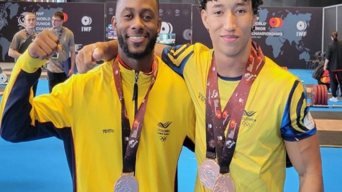 El pesista Sebastián Olivares (derecha), ganó dos bronces en el Mundial de León, España