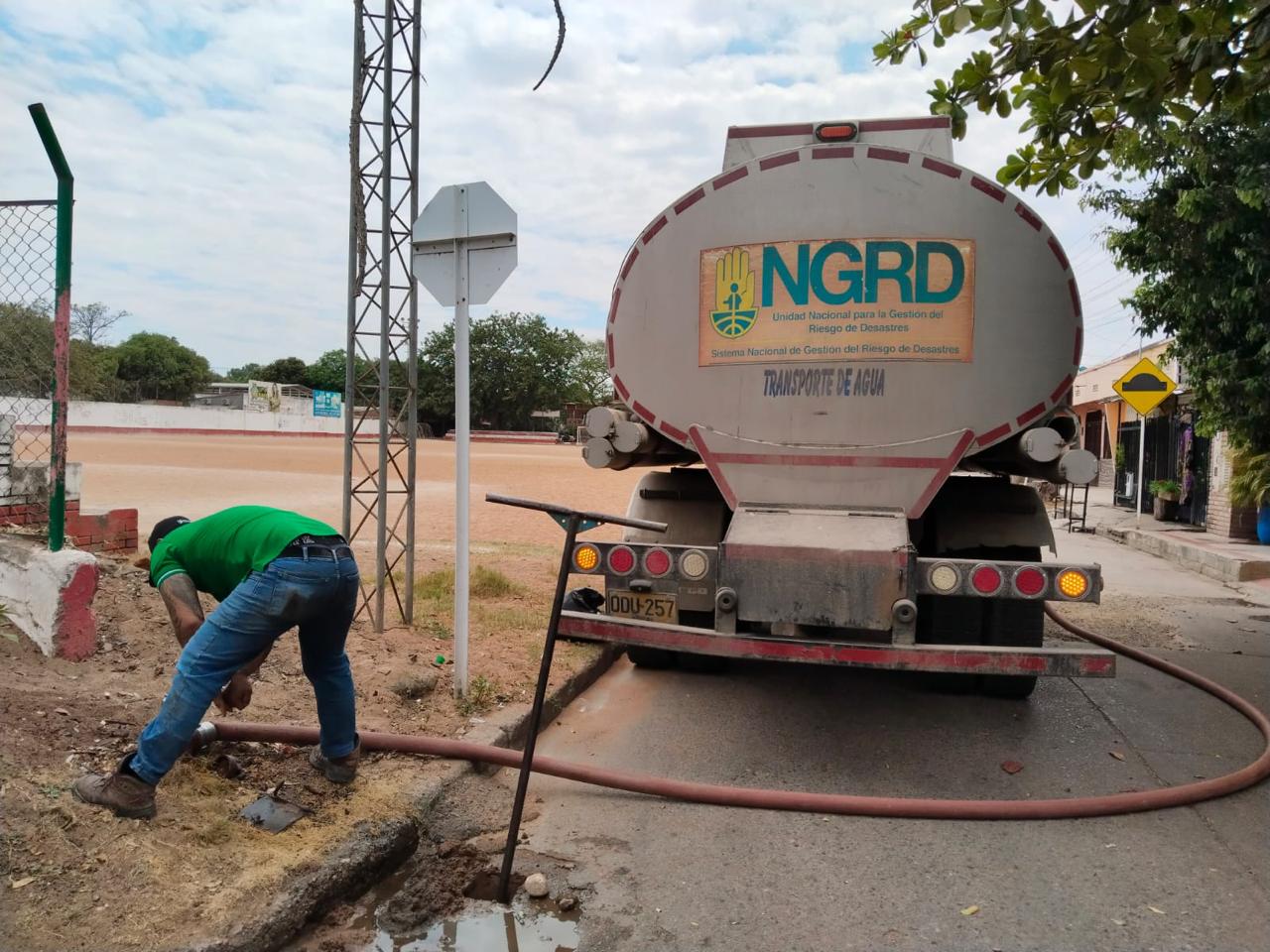Con carrotanques llevan agua a varios municipios del Huila.