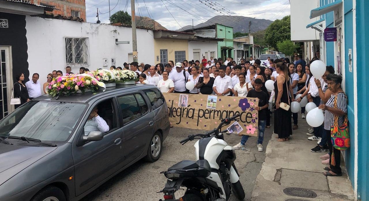 Con mariachis y globos blancos se le dio el último adiós a joven huilense asesinada en Houston, Texas.