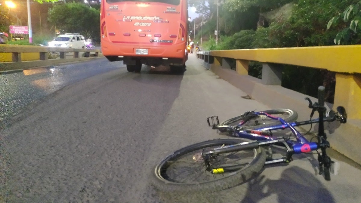 Ciclista fue arrollado por una buseta, cayendo al vacío desde el puente del Topacio