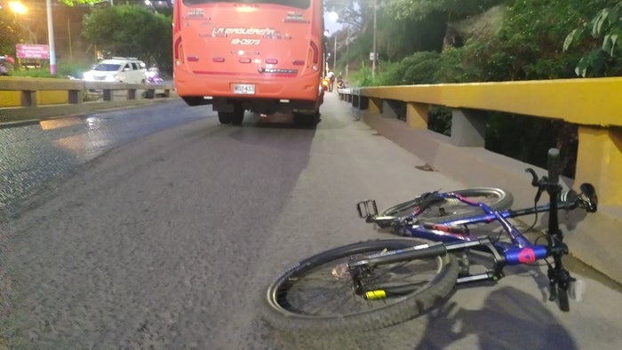 Ciclista fue arrollado por una buseta, cayendo al vacío desde el puente del Topacio
