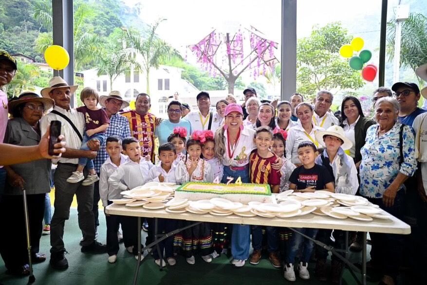 Alcaldesa de Ibagué, Johana Aranda, junto a la comunidad