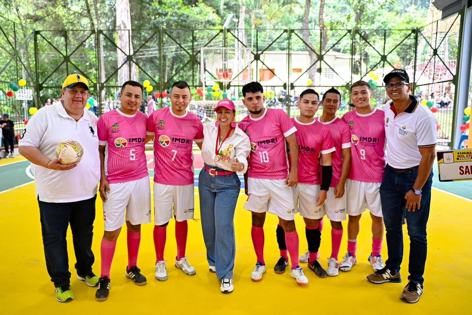 Alcaldesa Johana Aranda junto a la comunidad