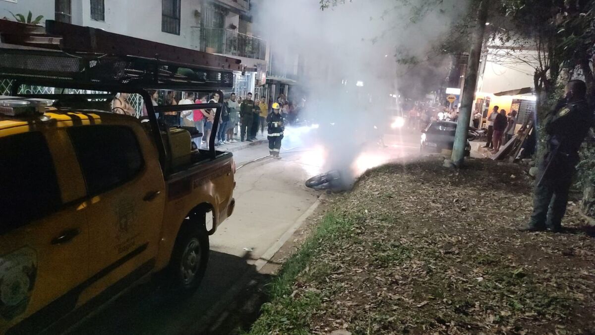Motocicleta quemada en Ciudad Luz