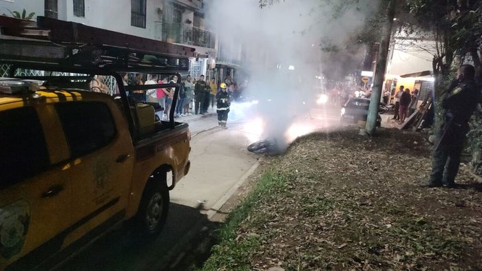 Motocicleta quemada en Ciudad Luz