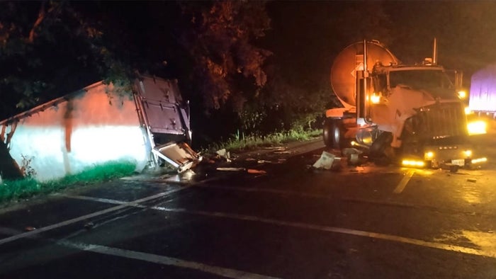 Conductor herido tras choque de vehículos de carga en la vía Castilla - Natagaima