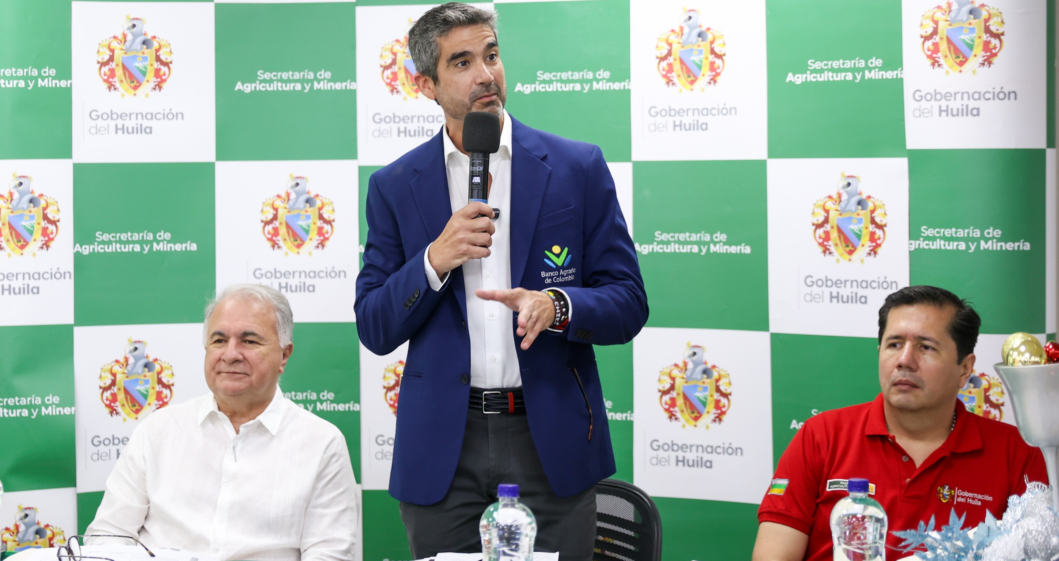 Firman convenio por 13.000 millones en créditos para productores rurales en el Huila .