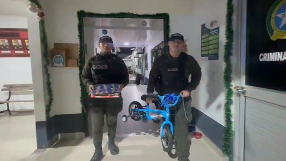Policía en Mariquita cumplió el sueño de una madre, y era que su hijo tuviera una bicicleta en esta Navidad