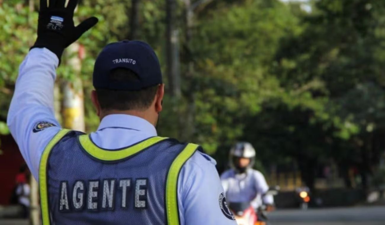 Un motociclista atropelló a un agente de tránsito en Floridablanca, dejándolo gravemente herido durante un control vial.