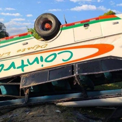Volcamiento de bus deja ocho personas lesionadas en vías del Tolima