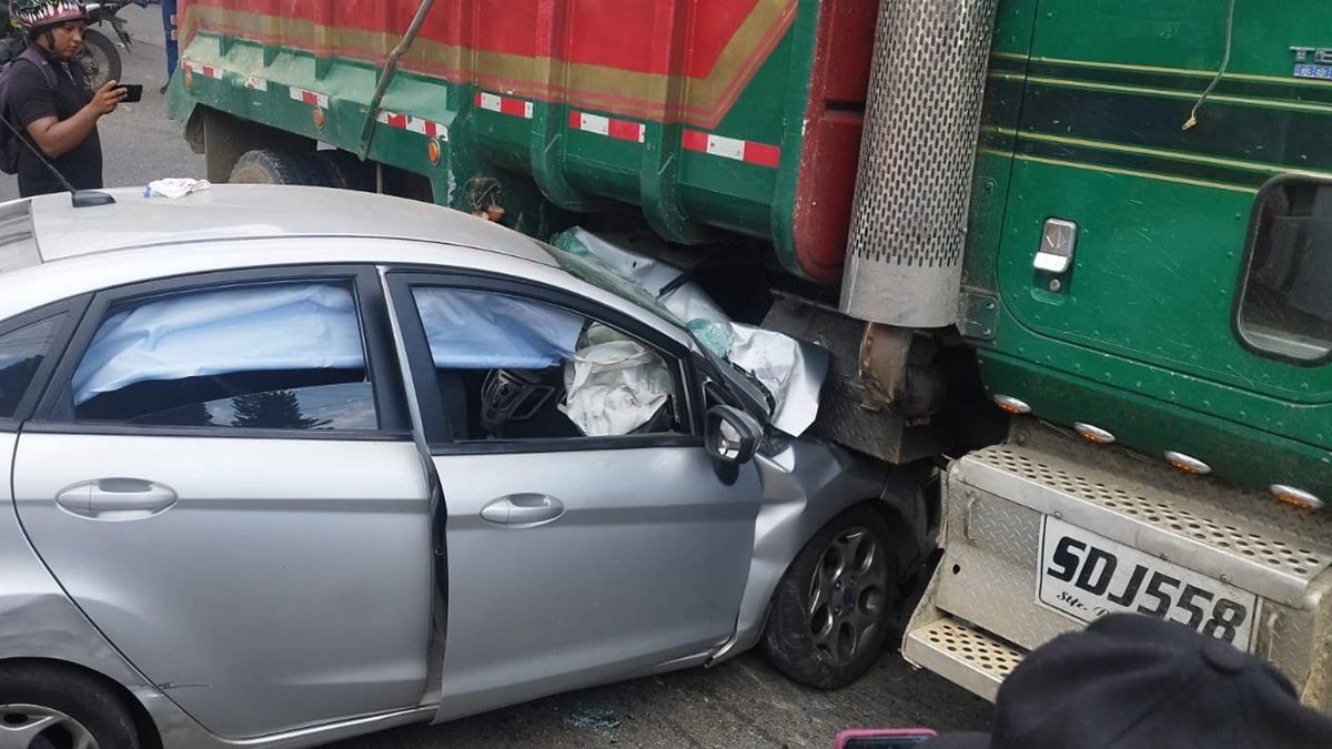 Tres lesionados tras violento choque de volqueta y particular en la 37 con Guabinal