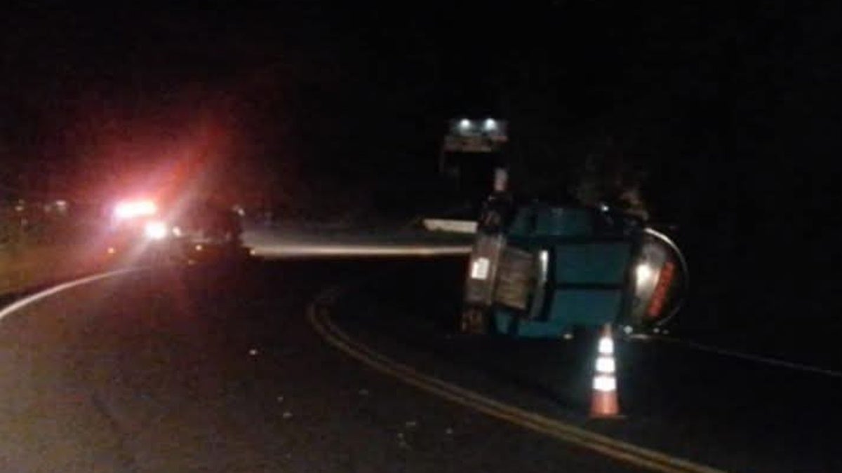 Cierre total de la vía Ibagué - Cajamarca por volcamiento de tractocamión con combustible